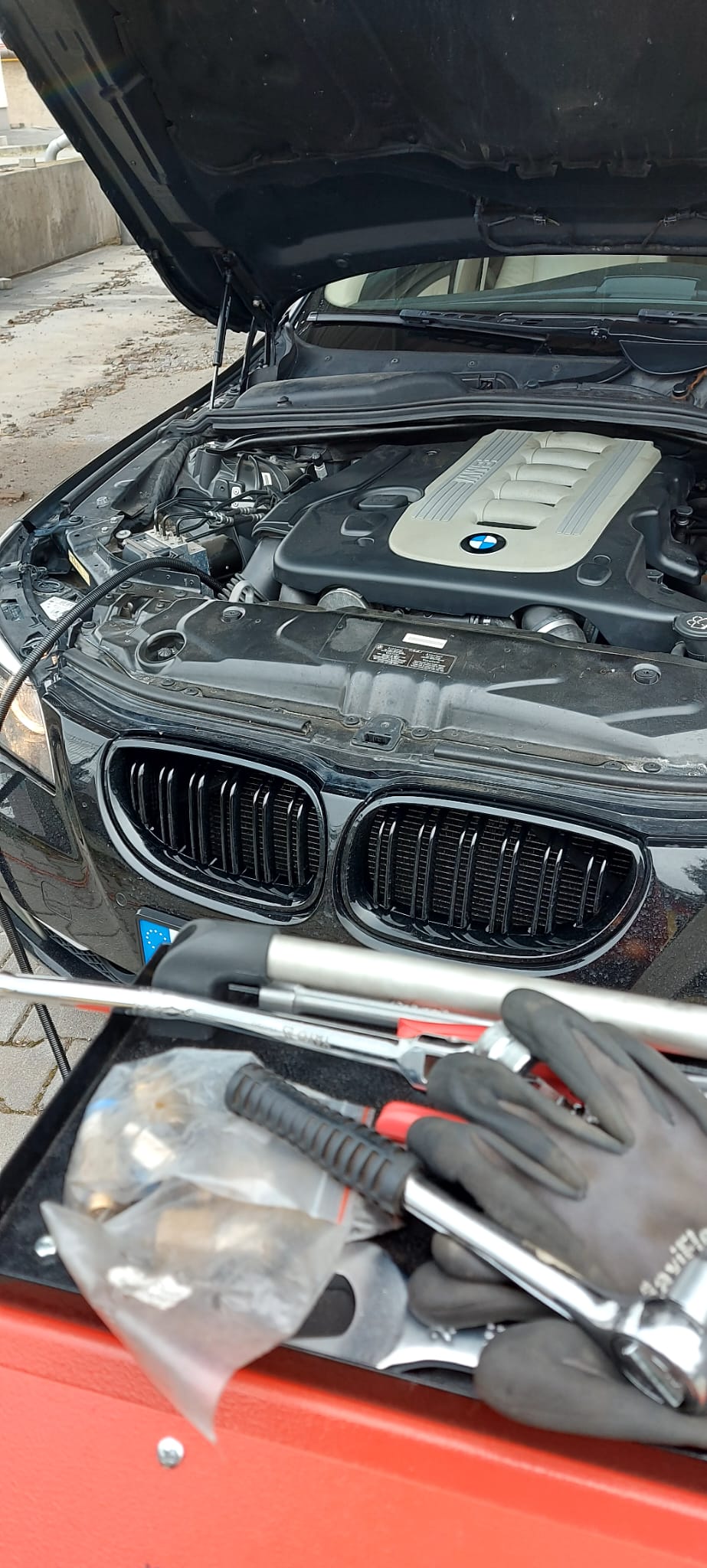 BMW motor pripojený na čistiace zariadenie