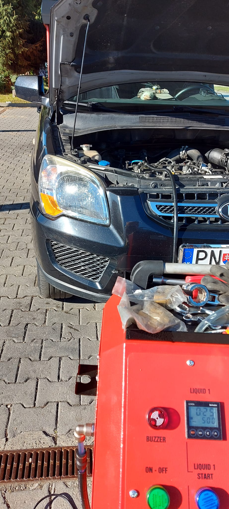 Opel SUV pripojený na čistiaci stroj AD3030 DPF